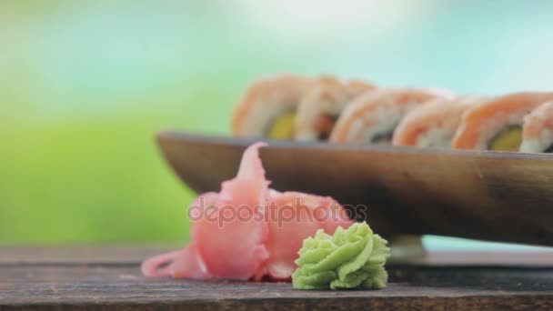 Serían unos panecillos deliciosos. Enfoque selectivo en rollos de sushi listos y sabrosos — Vídeos de Stock