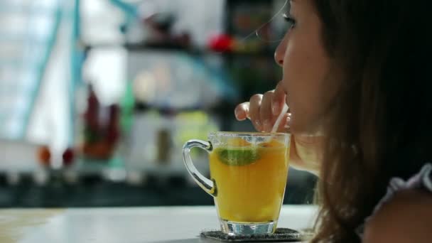 Mooie vrouw drinken cocktail bar alleen op het strand — Stockvideo