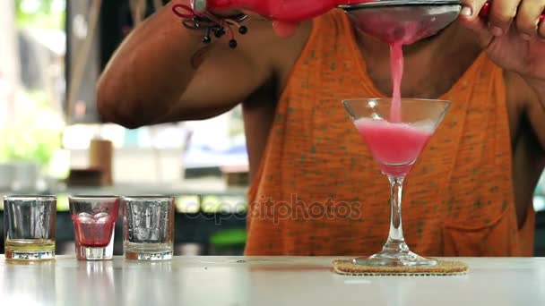 Bartender derramando coquetel rosa de coquetel no vidro transparente — Vídeo de Stock