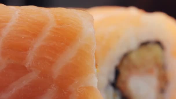 Macro zalm maki rol. sushi gerechten met verse rauwe vis — Stockvideo