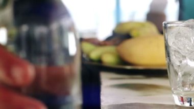 Buz ve cam kabarcıkları ile soda su dökme