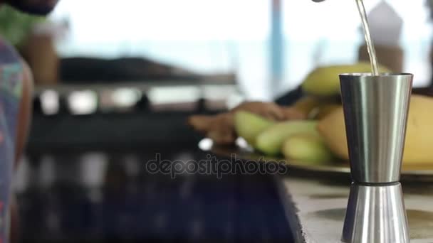Бармен наливає віскі на барний стіл — стокове відео
