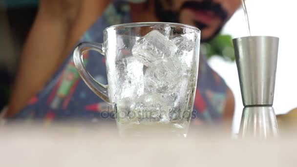 Barman versant du whisky sur la table de bar — Video