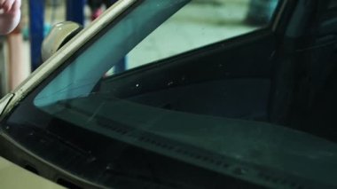 Araba cam bir çekiçle kırma