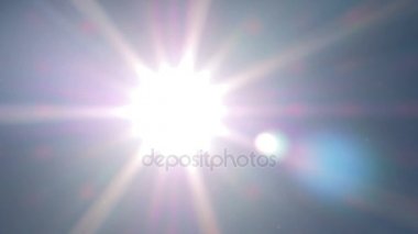 Mavi gökyüzü parlak güneşin parlak parlayan ile,