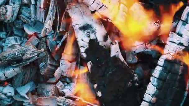 Горящие угли, светящийся уголь фон — стоковое видео