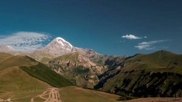 Berget Kazbek vy från Stepantsminda stad i Georgien i bra väder för klättring. Det är en vilande stratovulkan och en av de stora bergen i Kaukasus. — Stockfoto