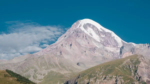 Mount Kazbek görünümü tırmanma için iyi bir hava Gürcistan'daki Stepantsminda kasabasından. Uyuyan bir değişken bir Stratovolkan ve Kafkasya büyük dağlar biridir. — Stok fotoğraf