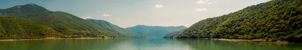 Vistas panorámicas del lago en las montañas de Georgia. Las nubes se reflejan en el agua — Foto de Stock