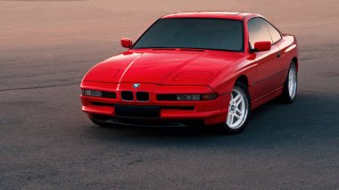 Chelyabinsk, Rusya - 29 Ağustos 2017: Bmw 850i coupe yolda