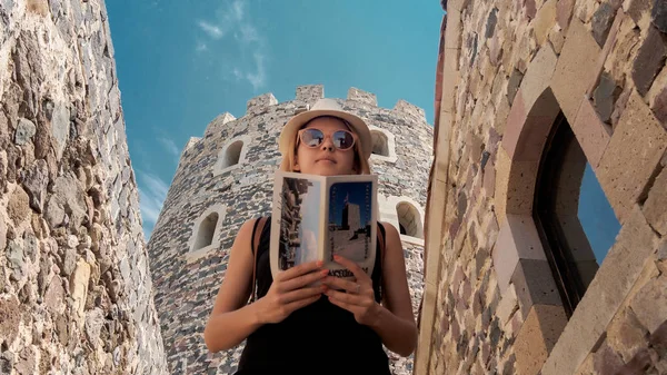 看着一本小册子在 Rabati 城堡的年轻游客女孩 — 图库照片