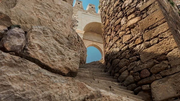 Mavi gökyüzü arka plan, giriş kapısı üzerinde taş kemer