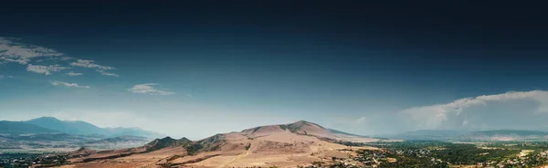 Georgiska mountines med blå himmel — Stockfoto