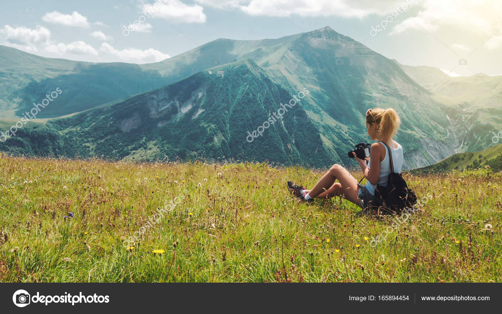 Hipster ung jente med ryggsekk og kamera i fantastisk landskap på toppen av tåkete  fjell – stockfoto © romablack #165894454, image size:1600x1000