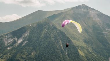 Yamaçparaşütü yeşil dağlarda