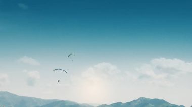 Dağlardaki paraglider