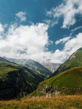 Mavi gökyüzü ile Gürcü mountines