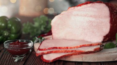 Dilimlenmiş füme döş sebze ve sos ile