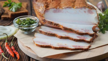 Dal dereotu, salatalık ve çavdar ekmeği ile taze dilimlenmiş jambon