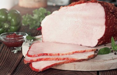 Dilimlenmiş füme döş sebze ve sos ile