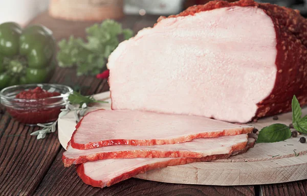 Dilimlenmiş füme döş sebze ve sos ile