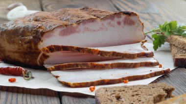 Dal dereotu, salatalık ve çavdar ekmeği ile taze dilimlenmiş jambon