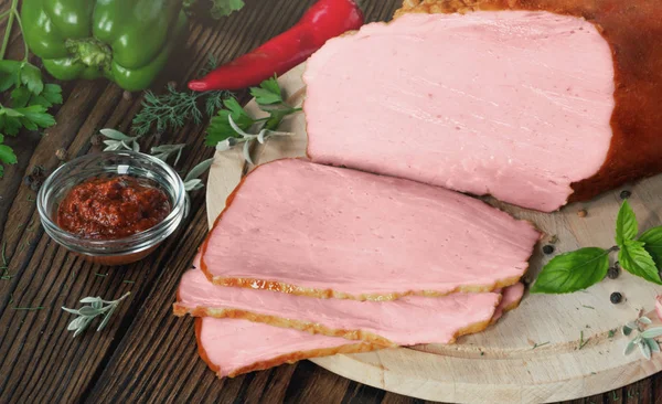 Dilimlenmiş füme döş sebze ve sos ile