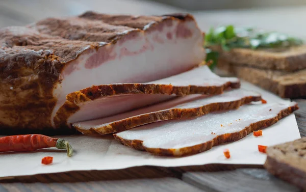 Bacon fresco fatiado com ramo de endro, pepino e pão de centeio — Fotografia de Stock