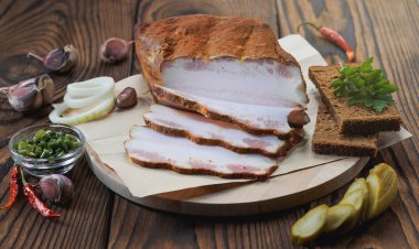 Dal dereotu, salatalık ve çavdar ekmeği ile taze dilimlenmiş jambon