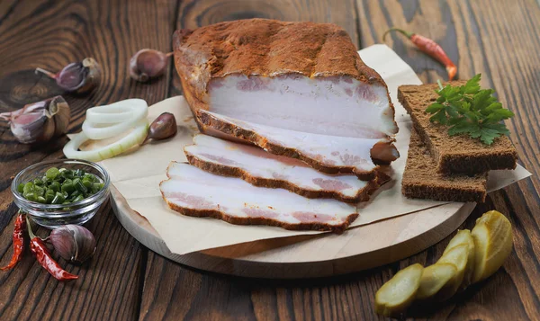 Dal dereotu, salatalık ve çavdar ekmeği ile taze dilimlenmiş jambon