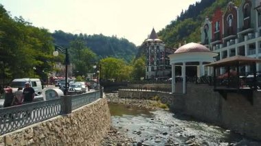 Park, Borjomi, Samtshe-Cavaheti, Gürcistan-11 Ağustos 2017: Crown Plaza Hotel ve yaya köprüsü