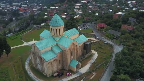 Вид с воздуха на собор Баграти в центре Кутаиси в Грузии — стоковое видео