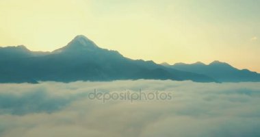 Anteni Drone uçuş üzerinde dağ silsilesi günbatımı 4k bulutlara aracılığıyla