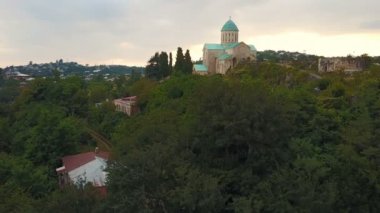 Bagrati Katedrali Kutaisi Merkezi Gürcistan'daki havadan görünümü