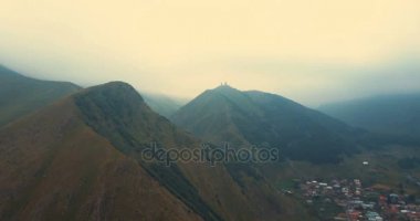 Anteni Drone uçuş bitti dağ silsilesi ile bulutlar 4k