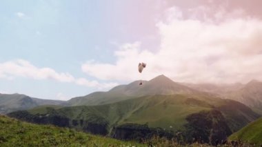 4k paraşütler inanılmaz dağ aralığı üzerinden uçmak.
