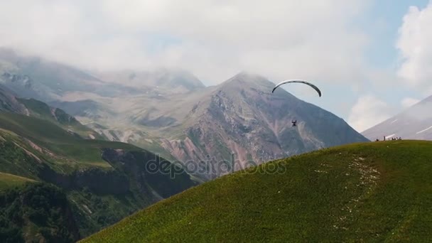 4k Gleitschirme fliegen über erstaunliche Bergkette — Stockvideo