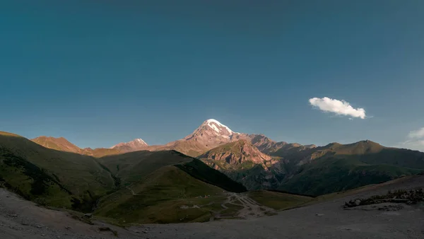 Kazbeg Dağı şaşırtıcı görünümü üzerinde bir gündoğumu — Stok fotoğraf