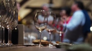 insanlar üzerinde bir şarap mahzeninde tatma