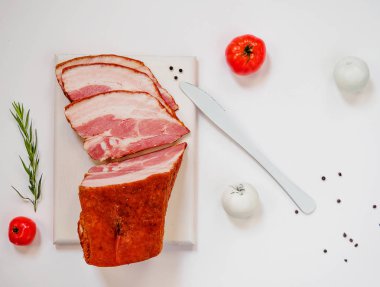 Beyaz kesme tahtası üzerinde pastırma füme