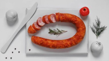 Beyaz kesme tahtası üzerinde Sosis füme