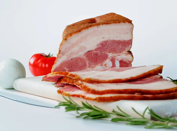 Beyaz kesme tahtası üzerinde pastırma füme