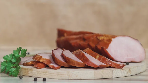 Pedaço de bacon defumado na placa de corte de madeira — Fotografia de Stock