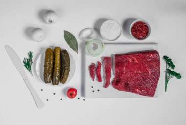 Baharat, ot ve sebze ile ahşap kesme tahtası üzerinde taze çiğ kıyılmış sığır eti
