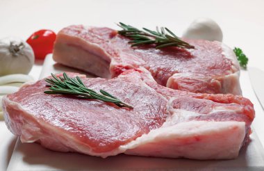 Ham antrikot domuz biftek beyaz boyalı kesme tahtası üzerinde