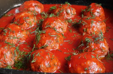 Tavada baharatlı domates soslu köfte. ahşap arka plan üzerinde