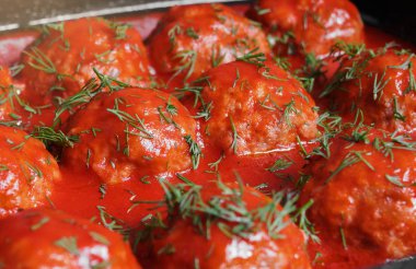 Tavada baharatlı domates soslu köfte. ahşap arka plan üzerinde