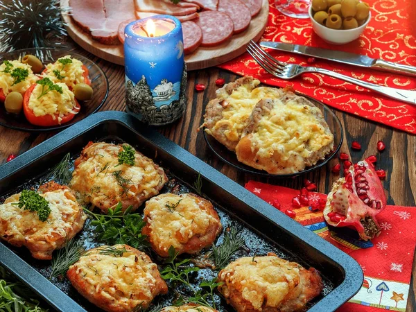 Costolette natalizie al forno con formaggio e tagliere, servite sul vecchio tavolo di legno — Foto Stock