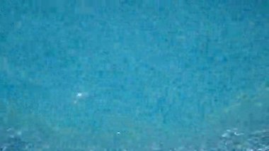 Bir yüzme havuzunda doğal parlak mavi su