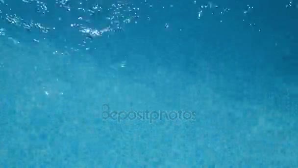 Agua azul brillante natural en una piscina — Vídeo de stock